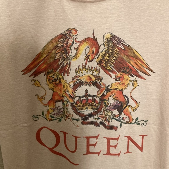 Rock Band Queen Classic Crest Music Graphic Tee Cream Color - Picture 7 of 10